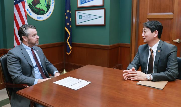 [서울=뉴시스] 안덕근 산업통상자원부 장관이 8일(현지시각) 미국 워싱턴 D.C. 의회 집무실에서 토드 영 상원의원과 면담하고 있다. (사진=산업통상자원부 제공) 2025.01.09. photo@newsis.com *재판매 및 DB 금지