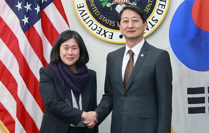 [서울=뉴시스] 안덕근 산업통상자원부 장관이 8일(현지시각) 미국 워싱턴 D.C. 미국무역대표부(USTR) 회의실에서 캐서린 타이 USTR 대표와 면담하기 앞서 기념촬영 하고 있다. (사진=산업통상자원부 제공) 2025.01.09. photo@newsis.com *재판매 및 DB 금지