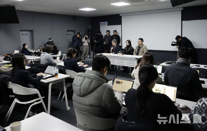 [서울=뉴시스] 최동준 기자 = 9일 서울 강남대로 한 센터에서 열린 JMS 대법원 선고 관련 기자간담회에서 김도형 교수가 발언하고 있다. 2025.01.09. photocdj@newsis.com