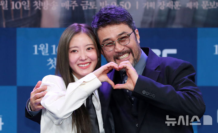 [서울=뉴시스] 김혜진 기자 = 배우 이세영(왼쪽), 최민수가 9일 오후 서울 마포구 MBC 골든마우스홀에서 열린 MBC 새 금토드라마 '모텔 캘리포니아' 제작발표회에서 포즈를 취하고 있다. '모텔 캘리포니아'는 시골의 모텔에서 태어나 모텔에서 자란 지강희(이세영)가 12년 전 도망친 고향에서 첫사랑 천연수(나인우)과 재회하며 겪는 우여곡절 첫사랑 리모델링 로맨스. 2019년 심윤서 작가의 인기 소설 '홈, 비터 홈'을 원작으로 한다. 오는 10일 오후 9시 50분 첫 방송. 2025.01.09. jini@newsis.com