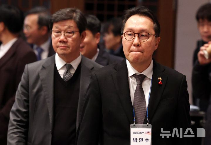 [서울=뉴시스] 추상철 기자 = 박민수(오른쪽) 보건복지부 제2차관과 노연홍 의료개혁특별위원회 위원장이 9일 오후 서울 중구 프레스센터에서 열린 '의료체계 정상화를 위한 비급여 관리 및 실손보험 개혁방안 정책토론회'에 참석하고 있다. 2025.01.09. scchoo@newsis.com