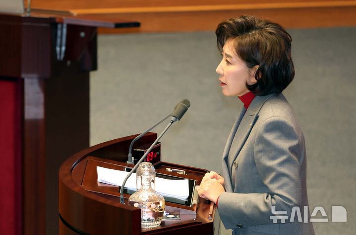 [서울=뉴시스] 조성봉 기자 = 나경원 국민의힘 의원이 9일 오후 서울 여의도 국회에서 열린 제420회국회(임시회) 제5차 본회의 ‘윤석열 대통령 위헌적 비상계엄 선포 내란혐의 및 제주항공 여객기 참사 진상규명 관련 긴급현안질문’에서 발언을 하고 있다. 2025.01.09. suncho21@newsis.com