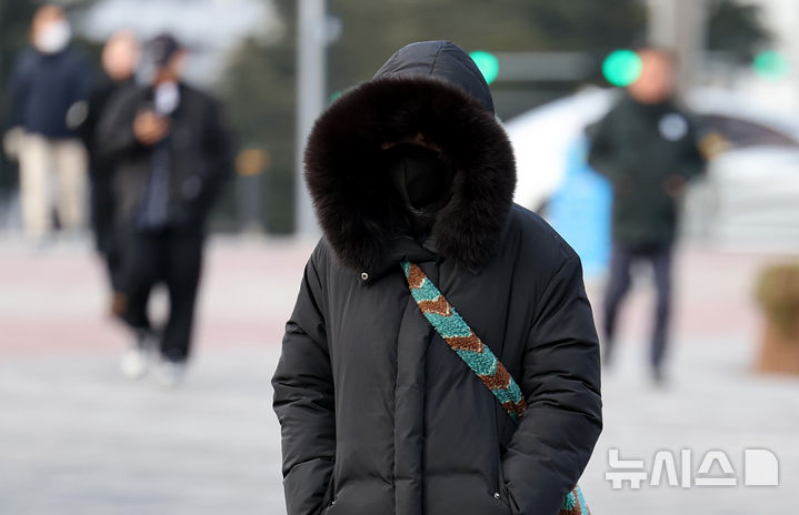 [대구=뉴시스] 이무열 기자 = 전국 대부분 지역에 한파특보가 발효된 지난 9일 대구 동구 동대구역 광장에서 두터운 옷차림을 한 시민이 이동하고 있다. 2025.01.09. lmy@newsis.com