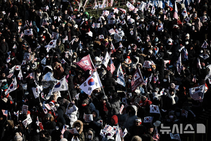 [서울=뉴시스] 정병혁 기자 = 지난 9일 서울 용산구 대통령 관저 인근에서 열린 대통령 수호집회 참가자들이 구호를 외치고 있다. 2025.01.09. jhope@newsis.com