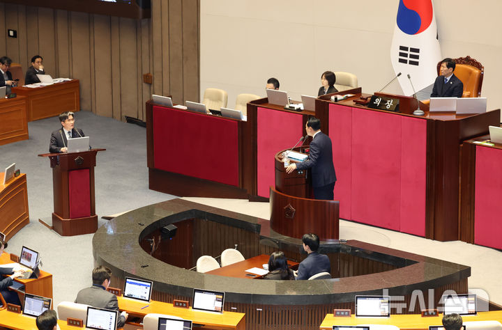 [서울=뉴시스] 고승민 기자 = 오동운 공수처장이 9일 서울 여의도 국회에서 열린 제420회 국회(임시회) 제5차 본회의, 윤석열 대통령 위헌적 비상계엄 선포 내란혐의 및 제주항공 여객기 참사 진상규명 관련 긴급현안질문에서 장동혁 국민의힘 의원 질의에 답하고 있다. 2025.01.09. kkssmm99@newsis.com