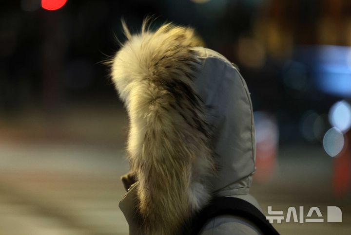 [수원=뉴시스] 시민들이 추위를 피해 이동하고 있다. (사진=뉴시스 DB). photo@newsis.com
