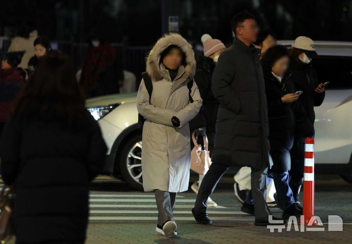 [서울=뉴시스] 고범준 기자 = 전국에 매서운 한파가 찾아온 9일 오후 서울 종로구 세종대로사거리에서 시민들이 추위를 피해 이동하고 있다. 2025.01.09. bjko@newsis.com