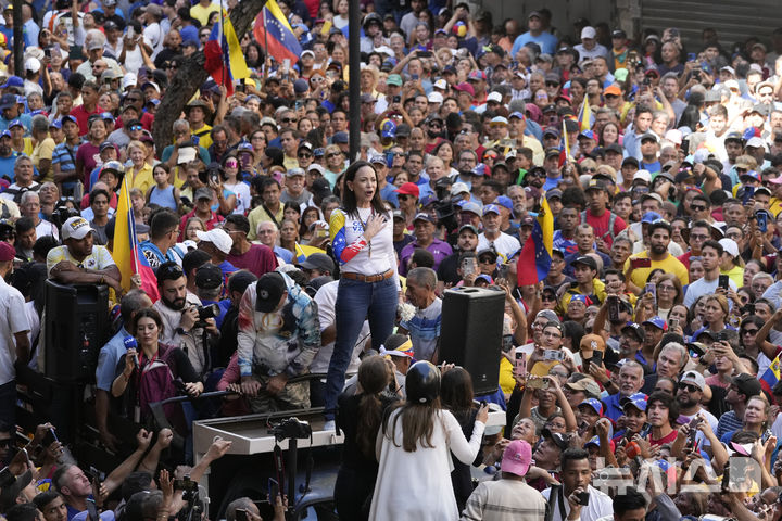 [카라카스=AP/뉴시스] 니콜라스 마두로 베네수엘라 정권이 미국의 군사적 압박이 고조되는 가운데 정치범 99명을 석방했다. 사진은 베네수엘라 야당 지도자 마리아 코리나 마차도가 지난 1월 9일(현지 시간) 카라카스에서 마두로 대통령의 3선 취임식을 하루 앞두고 열린 반대 시위에 참석해 연설하는 모습. 2025.12.27.