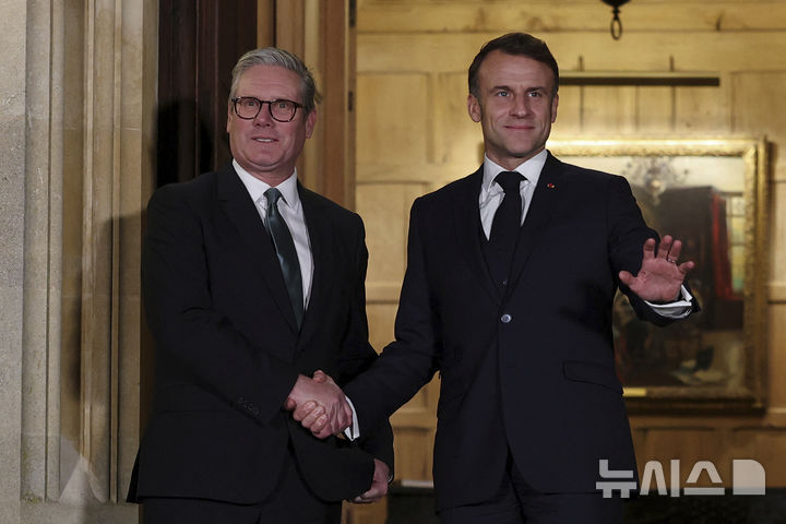 [에일즈버리=AP/뉴시스] 영국과 프랑스가 주도하는 우크라이나 휴전 이후 유럽군 창설 논의가 본격화되고 있다. 사진은 키어 스타머(왼쪽) 영국 총리와 에마뉘엘 마크롱 프랑스 대통령이 지난 1월9일(현지시각) 영국 에일즈버리 인근 체커스에서 회담 전 악수하는 모습. 2025.01.10.