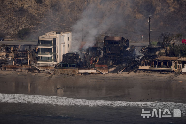 [말리부=AP/뉴시스] 9일(현지시각) 미국 서부 해변에서 발생해 내륙으로 확산한 LA 산불 중 하나인 '팰리세이즈 산불'이 말리부를 덮치면서 해안선을 따라 늘어선 주택 다수가 불에 탔다. 2015.01.09.