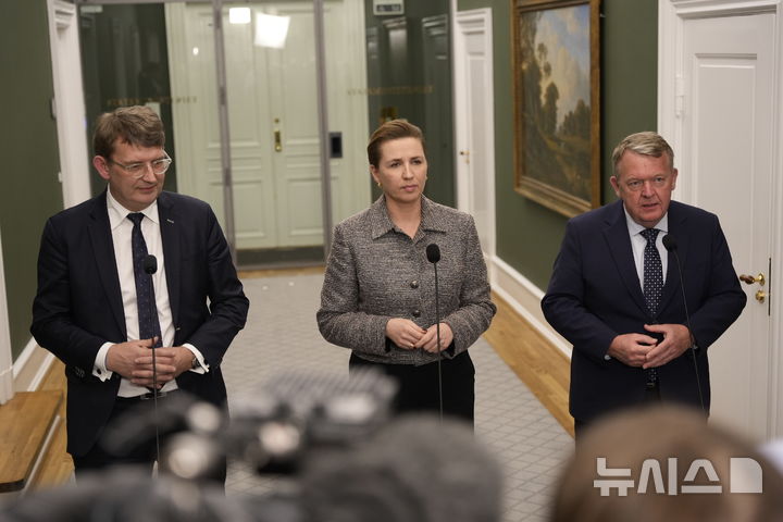 [코펜하겐=AP/뉴시스] 미국 트럼프 행정부가 덴마크 자치령인 그린란드에 대한 정보 수집을 강화했다는 보도가 나오자, 덴마크 외무부는 주(駐)덴마크 미국대사를 불러 경위를 묻겠다고 밝혔다. 사진은 메테 프레데릭센(가운데) 덴마크 총리가 지난 1월9일(현지시각) 코펜하겐 총리실에서 트로엘스 룬드 포울센(왼쪽) 국방장관, 라스 뢰케 라스무센 외무장관과 함께 그린란드 관련 입장을 밝히는 모습. 2025.01.10.