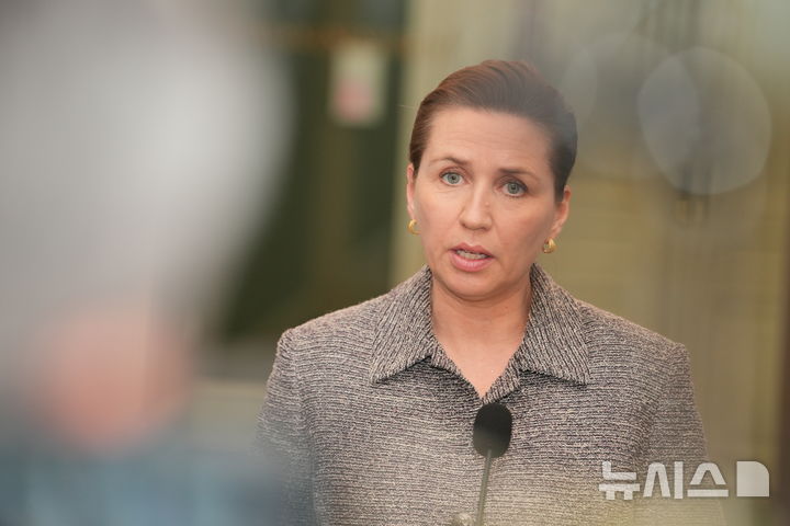 메테 프레데릭센 덴마크 총리는 JD 밴스 미국 부통령 부부 등 트럼프 행정부 고위급 인사들의 그린란드 방문에 대해 강하게 반발했다. 사진은 프레데릭센 총리가 지난 1월9일(현지시각) 코펜하겐 총리실에서 그린란드 관련 기자회견을 하는 모습. 2025.01.10.