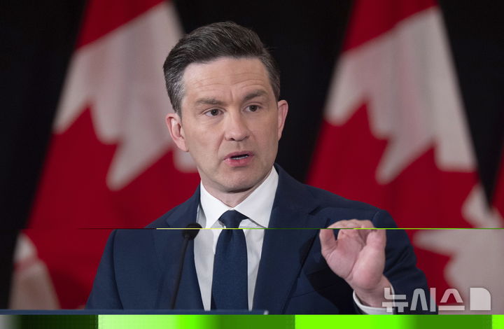 [오타와=AP/뉴시스]캐나다 차기 총리로 유력시되는 보수당 피에르 푸알리브르 대표가 지난달 9일(현지시각) 기자회견하는 모습. 도널드 트럼프 미 대통령을 닮은 처신으로 인기를 끌어온 그의 지지율이 트럼프의 캐나다 합병 위협으로 급락하고 있다. 2025.2.18.