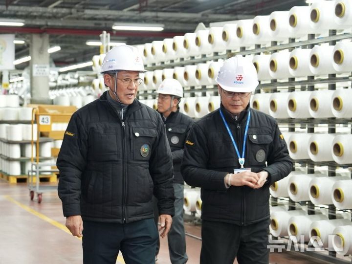 [서울=뉴시스]허성 코오롱인더스트리 사장이 9일 구미 사업장을 방문해 타이어코드 공정을 점검하고 있다. (사진 = 코오롱인더스트리 제공)