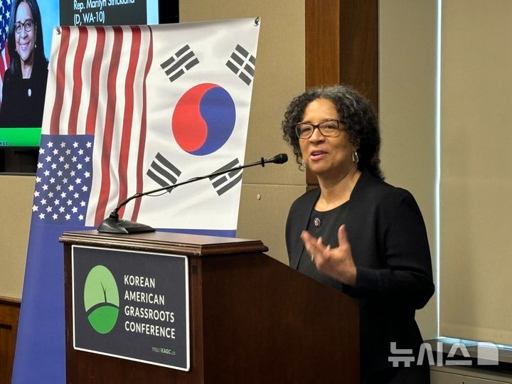 [워싱턴=뉴시스]이윤희 특파원 = 메릴린 스트리클런드(민주·워싱턴) 미국 하원의원이 미주 한인의 날을 나흘 앞둔 9일(현지시각) 미국 워싱턴DC의 하원 건물인 레이번빌딩에서 열린 미주 한인의 날 기념 리셉션에서 연설하고 있다. 2025.01.10.