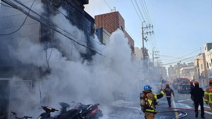 [부산=뉴시스] 9일 오전 부산 영도구의 한 상가에서 불이 났다. (사진=부산소방재난본부 제공) 2025.01.10. photo@newsis.com *재판매 및 DB 금지