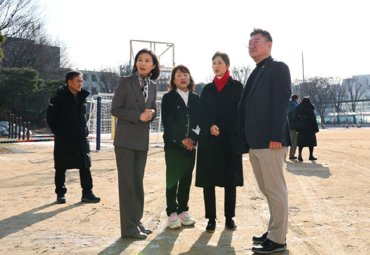 [서울=뉴시스] 한남초 방문한 서울시의원들. 2025.01.10. (사진=서울시의회 제공) *재판매 및 DB 금지