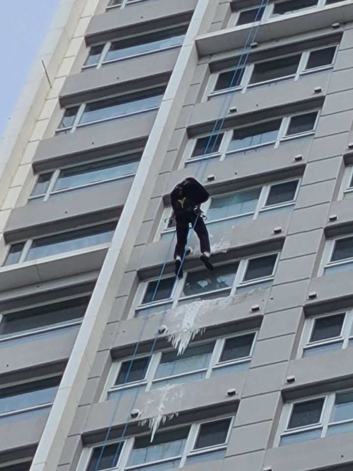 [부산=뉴시스] 9일 오전 부산 해운대구의 한 건물 외벽에 고드름이 생겨 부산소방이 안전조치를 시행하고 있다. (사진=부산소방재난본부 제공) 2025.01.10. photo@newsis.com *재판매 및 DB 금지