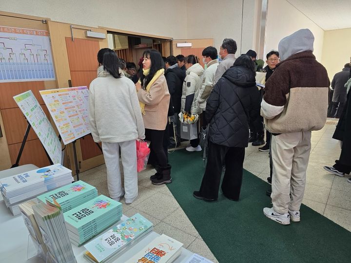 [당진=뉴시스] 당진시가 10일 당진고등학교 졸업식을 찾아 졸업생 등을 대상으로 청년센터 나래 정책 홍보에 나선 가운데 졸업생들이 관계자의 설명을 듣고 있다. (사진=당진시 제공) 2025.01.10. photo@newsis.com *재판매 및 DB 금지