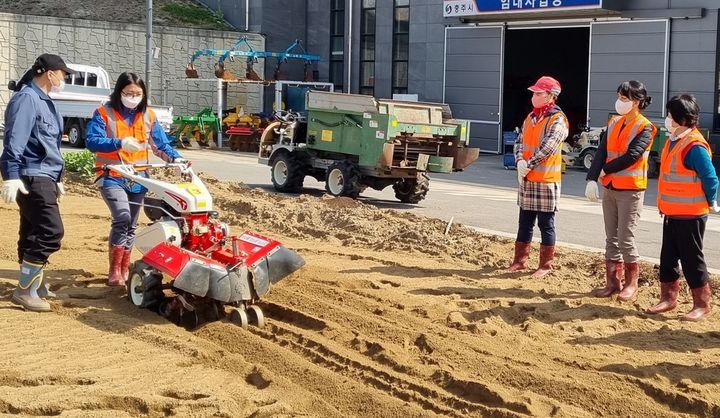 농기계 교육받는 충주 여성농업인들 *재판매 및 DB 금지