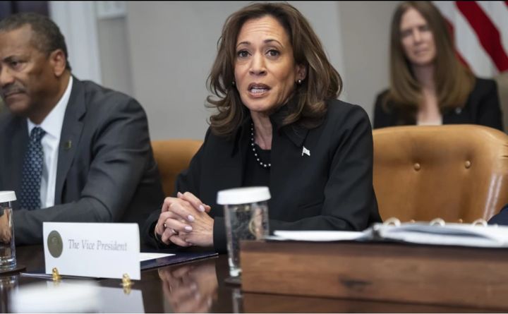  [워싱턴=AP/뉴시스] 9일 백악관 루즈벨트룸에서 산불에 대한 연방정부의 대응 방안 등을 논의 하고 있다. 왼쪽은 미국산림청 랜디 무어 청장. 2025.01.10. *재판매 및 DB 금지