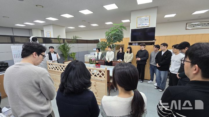 [완주=뉴시스] 10일 완주군은 민원실 근무 직원을 대상으로 친절 다짐 교육을 실시하고 있다. 2025.01.10 *재판매 및 DB 금지