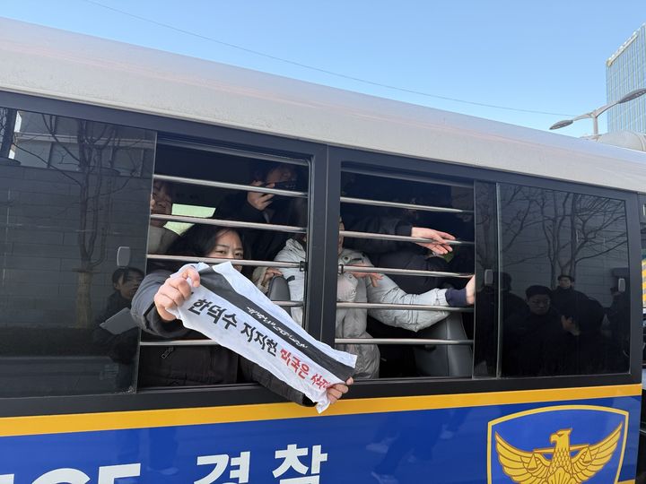 [서울=뉴시스] 10일 낮 12시 서울 종로구 주한미국대사관 앞에서 긴급 시위한 대학생들이 호송차에서 시위를 이어가고 있다. 2024.01.10. photo@newsis.com *재판매 및 DB 금지