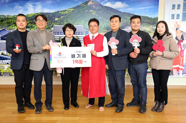 [안동=뉴시스] 10일 경북도청에서 배기해 씨와 이철우 경북지사, 전우헌 경북사회복지공동모금회 회장이 참석한 가운데 '아너소사이어티 회원 가입식'이 열리고 있다. (사진=경북도 제공) 2025.01.10. photo@newsis.com *재판매 및 DB 금지