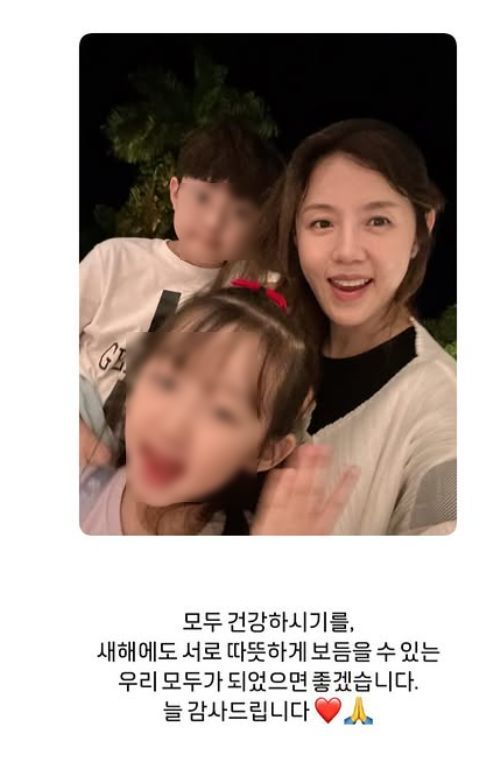 [서울=뉴시스] 방송인 이하정과 자녀와 새해 인사를 전했다. (사진=이하정 인스타그램 캡처) 2025.01.10. photo@newsis.com  *재판매 및 DB 금지