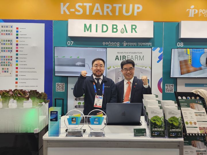 [서울=뉴시스] 김성섭 중소벤처기업부 차관이 지난 7일(현지시간) 미국 라스베가스에서 열린 '국제전자제품박람회(CES) 2025'을 방문해 'K-스타트업 통합관'을 둘러보며 참석기업 대표를 격려하고 기념 촬영을 하고 있다. (사진=중소벤처기업부 제공) 2025.01.12. photo@newsis.com *재판매 및 DB 금지