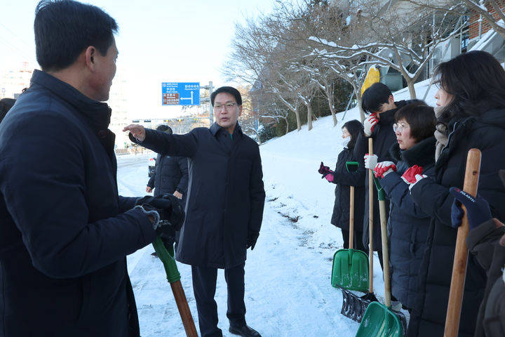[고창=뉴시스] 10일 폭설 대응 비상근무체계에 돌입한 고창군의 심덕섭 군수(왼쪽 두번째)가 도심지 눈치우기에 나선 공무원들을 격려하며 현장 상황을 지휘하고 있다. *재판매 및 DB 금지