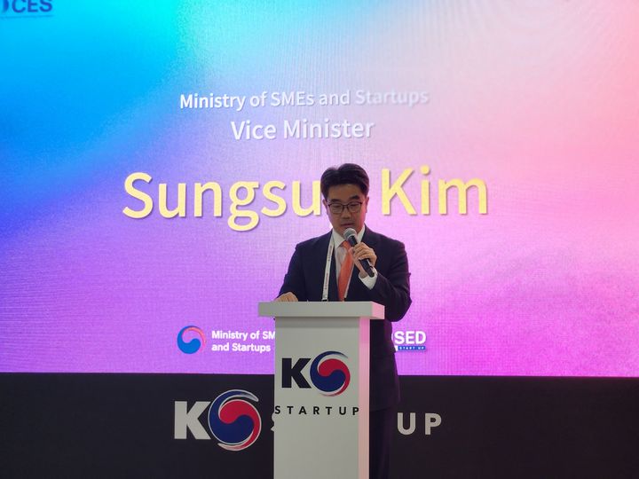 [서울=뉴시스] 김성섭 중소벤처기업부 차관이 지난 7일(현지시간) 미국 라스베가스에서 열린 '국제전자제품박람회(CES) 2025'에서 진행된 'K-스타트업 통합관' 개관식에서 개회사를 하고 있다. (사진=중소벤처기업부 제공) 2025.01.12. photo@newsis.com *재판매 및 DB 금지