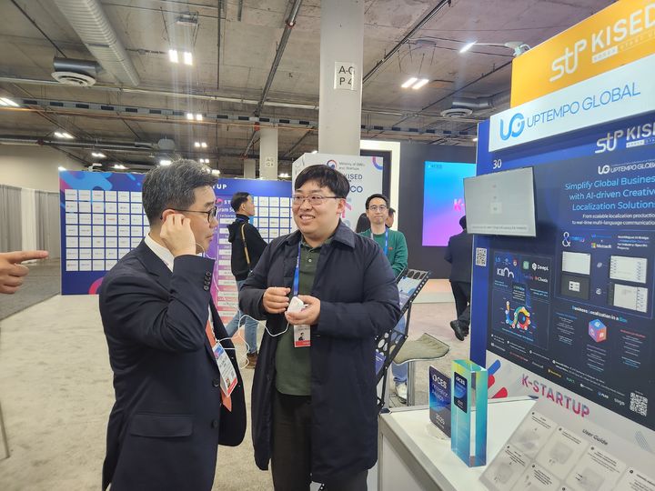 [서울=뉴시스] 김성섭 중소벤처기업부 차관이 7일(현지시간) 미국 라스베가스에서 열린 '국제전자제품박람회(CES) 2025'을 방문해 'K-스타트업 통합관'을 둘러보고 있다. (사진=중소벤처기업부 제공) 2025.01.12. photo@newsis.com *재판매 및 DB 금지