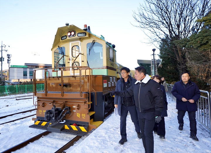 [양주=뉴시스] 김양수 기자 = 한문희 코레일 사장(사진 맨 앞)이 10일 오후 송추역을 찾아 교외선 무궁화호 열차와 역 시설물을 살피고 있다. 이날 한 사장은 교외선 시운전 열차에 탑승해 송추·장흥·일영·원릉·대곡역 등을 차례로 방문, 고객 편의설비와 진입로 등 시설물을 확인한 뒤 철저한 개통준비를 당부했다.(사진=코레일 제공).2025.01.10. photo@newsis.com&nbsp; *재판매 및 DB 금지