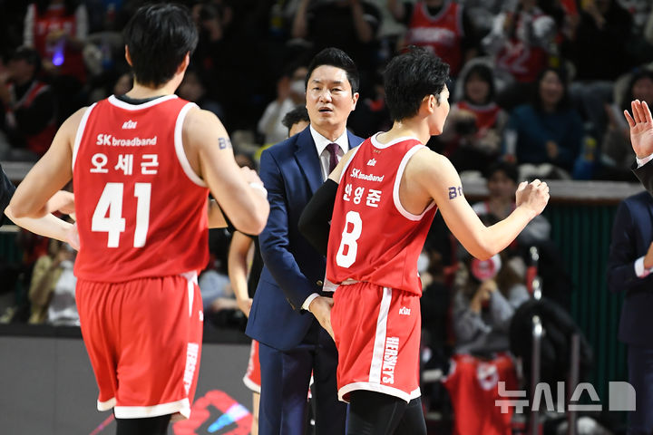 [서울=뉴시스]프로농구 서울 SK 전희철 감독. (사진=KBL 제공)