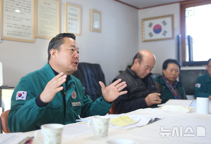 [순창=뉴시스] 최영일 순창군수의 순창군 전체 마을 연초방문 3일째인 10일, 동계면 오동마을을 방문한 최영일 군수가 순창군만의 보편적 복지정책에 대해 설명하고 있다. 2025.01.09. kjh6685@newsis.com *재판매 및 DB 금지