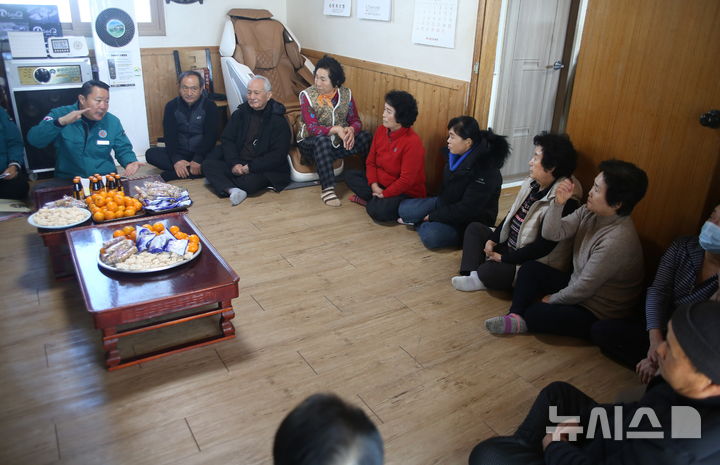 [순창=뉴시스] 최영일 순창군수의 순창군 전체 마을 연초방문 3일째인 10일, 동계면 아동마을을 방문한 최영일 군수(왼쪽 첫번째)가 주민들에게 자신의 공약사업인 공익직불금 200만원 지급이 올해 가능해 보인다는 설명을 하고 있다. 2025.01.09. kjh6685@newsis.com *재판매 및 DB 금지