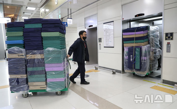 [제주=뉴시스] 우장호 기자 = 올겨울 들어 가장 추운 날씨를 보인 10일 오전 제주국제공항 관계자들이 전날 제주를 떠나지 못한 이용객들이 사용한 매트를 정리하고 있다. 2025.01.10. woo1223@newsis.com