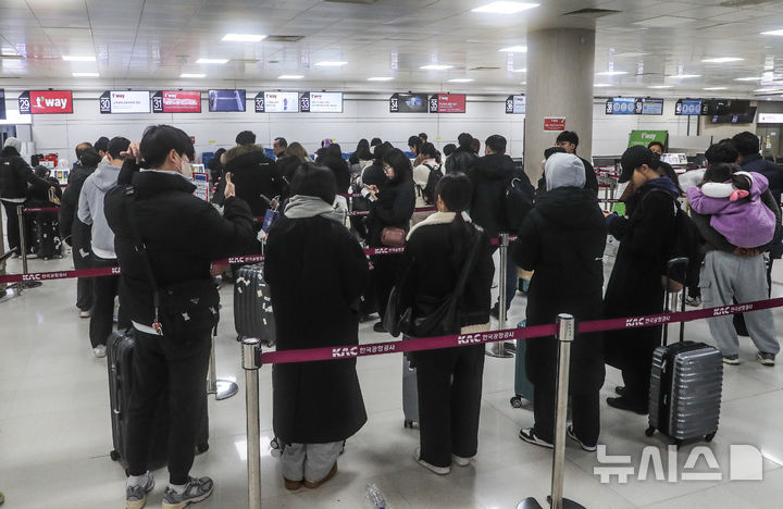 [제주=뉴시스] 우장호 기자 = 올겨울 들어 가장 추운 날씨를 보인 10일 오전 제주국제공항에 전날 제주를 떠나지 못한 이용객들이 이른 시간부터 대기표를 구하기 위해 이동하고 있다. 2025.01.10. woo1223@newsis.com