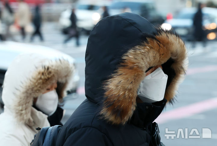 [서울=뉴시스] 전신 기자 = 서울의 아침 기온이 영하 12도까지 떨어지는 등 전국 대부분 지역에 한파 특보가 내려진 10일 서울 종로구 세종대로사거리에서 시민들이 두꺼운 옷을 입고 횡단보도를 건너고 있다. 2025.01.10. photo1006@newsis.com