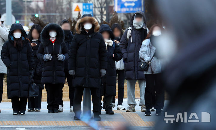 [서울=뉴시스] 전신 기자 = 서울의 아침 기온이 영하 12도까지 떨어지는 등 전국 대부분 지역에 한파 특보가 내려진 10일 서울 종로구 세종대로사거리에서 시민들이 두꺼운 옷을 입고 보행신호를 기다리고 있다. 2025.01.10. photo1006@newsis.com