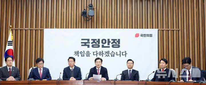 [서울=뉴시스] 조성봉 기자 = 권성동 국민의힘 원내대표가 10일 오전 서울 여의도 국회에서 열린 원내대책회의에서 발언을 하고 있다. 2025.01.10. suncho21@newsis.com