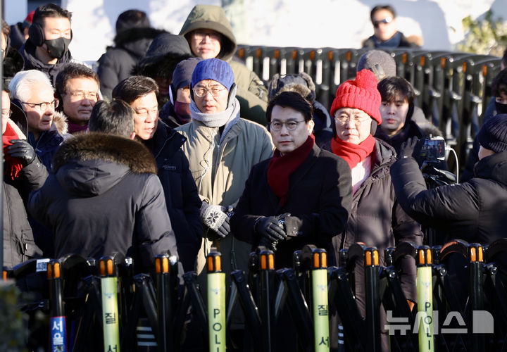 [서울=뉴시스] 김명년 기자 = 윤상현 의원을 비롯한 국민의힘 의원들이 10일 오전 서울 용산구 한남동 대통령 관저 출입구 앞에 모여있다. 2025.01.10. kmn@newsis.com