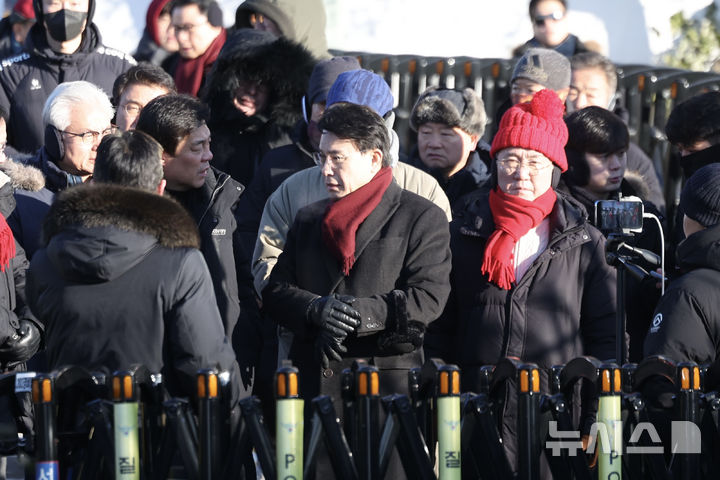 [서울=뉴시스] 김명년 기자 = 윤상현 의원을 비롯한 국민의힘 의원들이 지난달 10일 오전 서울 용산구 한남동 대통령 관저 출입구 앞에 모여있다. 2025.01.10. kmn@newsis.com