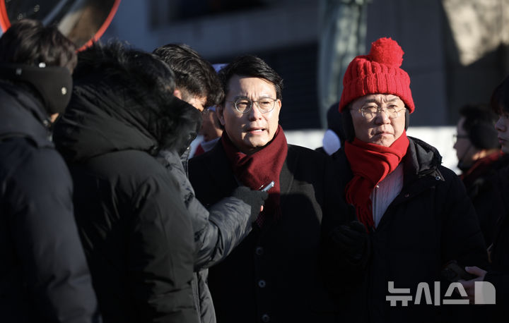 [서울=뉴시스] 김명년 기자 = 윤상현 의원을 비롯한 국민의힘 의원들이 10일 오전 서울 용산구 한남동 대통령 관저 출입구 앞에 모여있다. 2025.01.10. kmn@newsis.com