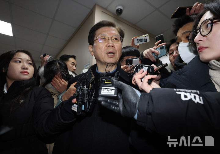 [서울=뉴시스] 김혜진 기자 = 윤석열 대통령에 대한 고위공직자범죄수사처의 체포영장 집행을 저지한 박종준 대통령 경호처장이 10일 오전 서울 서대문구 국수본으로 출석하고 있다. (공동취재) 2025.01.10. photo@newsis.com