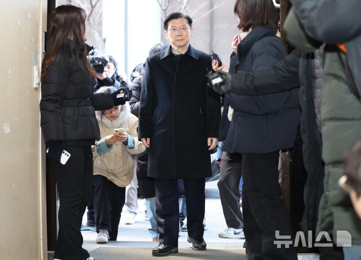 [서울=뉴시스] 김혜진 기자 = 윤석열 대통령에 대한 고위공직자범죄수사처의 체포영장 집행을 저지한 박종준 대통령 경호처장이 10일 오전 서울 서대문구 국수본으로 출석하고 있다. (공동취재) 2025.01.10. photo@newsis.com