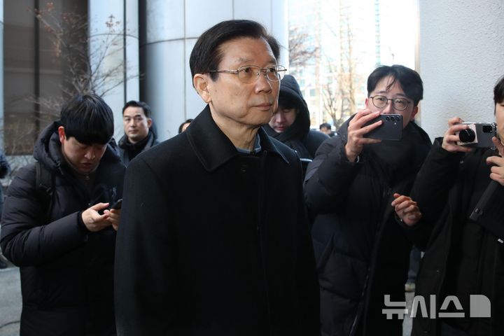 [서울=뉴시스] 김혜진 기자 = 윤석열 대통령에 대한 고위공직자범죄수사처의 체포영장 집행을 저지한 박종준 대통령 경호처장이 10일 오전 서울 서대문구 국수본으로 출석하고 있다. (공동취재) 2025.01.10. photo@newsis.com