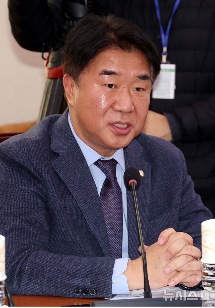 [서울=뉴시스] 조성봉 기자 = 이기헌 더불어민주당 의원이 10일 오전 서울 여의도 국회에서 열린 문화체육관광위원회 전체회의에서 발언을 하고 있다. 2025.01.10. suncho21@newsis.com