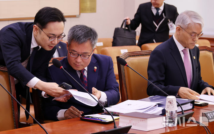 [서울=뉴시스] 조성우 기자 = 김석우(왼쪽 두 번째) 법무부 차관이 10일 오전 서울 여의도 국회에서 열린 법제사법위원회 전체회의에서 관계자와 대화하고 있다. 2025.01.10. xconfind@newsis.com